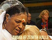 Die Welt umarmen - Amma kommt vom 20. und 21. Oktober 2017 nach München in die Zenith Halle (©Foto: Martin Schmitz)
